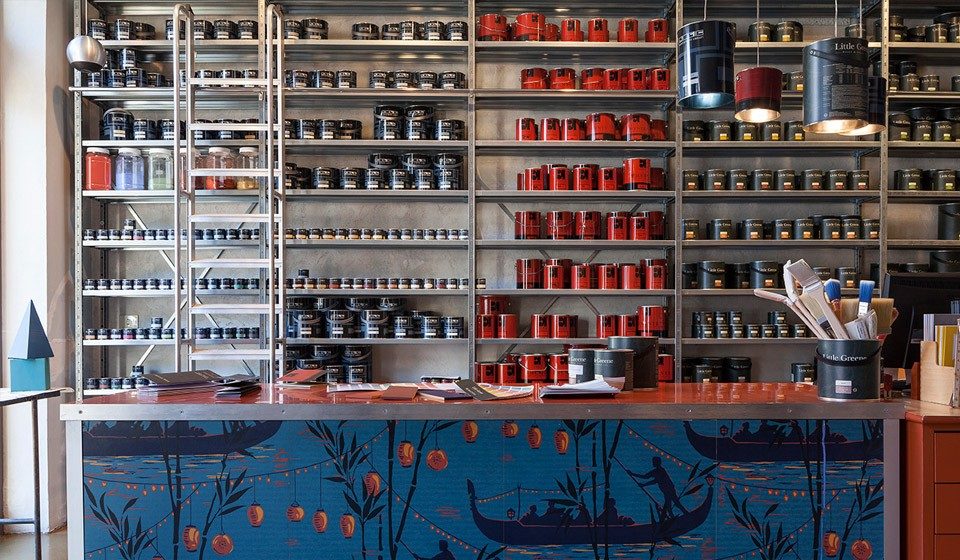 foto dell'interno del negozio bludiprussia a roma con barattoli di vernici per pareti